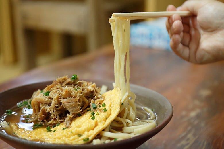 コッコ食堂｜箸でそばを持ち上げる