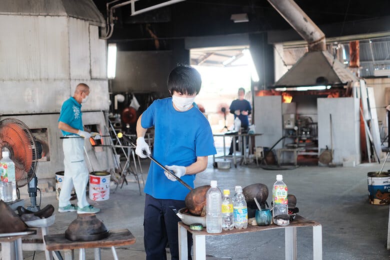 琉球ガラス村|作業する若い男性の職人さん