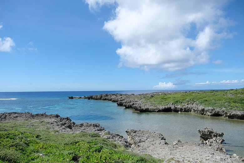 白鳥岬(しらとりみさき)|細長い入り江のような形をした岬付近の海