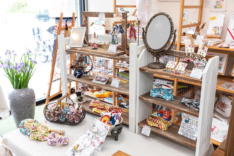 城紅型染工房（ぐすくびんがたそめこうぼう）｜店内で販売される、紅型を用いた様々なアイテム
