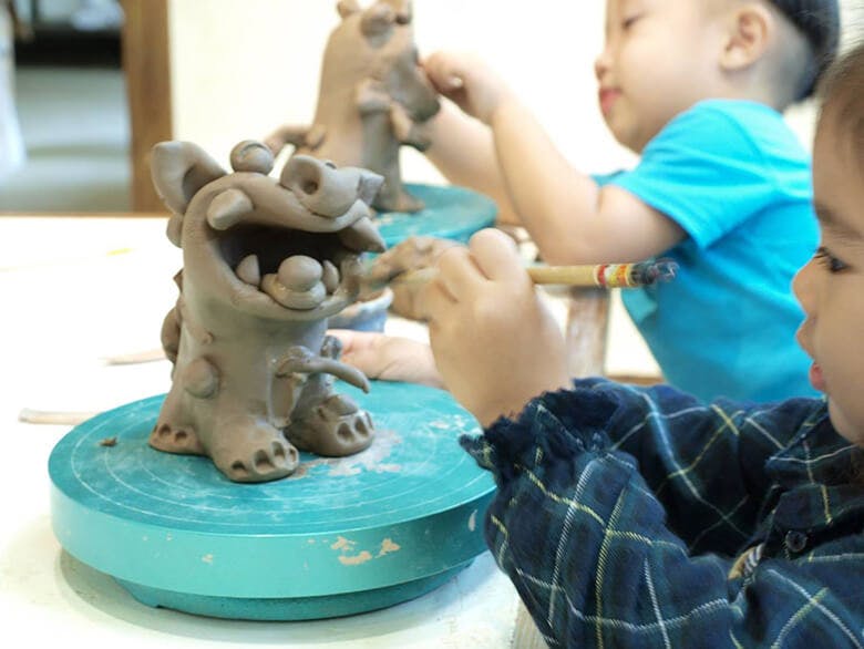 シーサーモノガタリ｜シーサーづくり体験をしている小さな子供たち