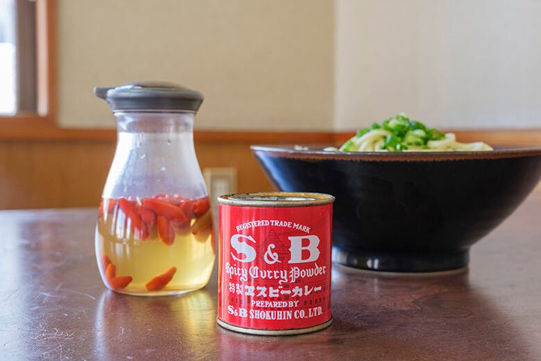大和(だいわ)食堂|テーブル調味料として置かれた、赤いS&Bのカレー粉缶