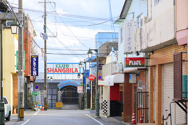 キングタコス　金武（きん）本店｜アメリカナイズされた金武町の街並み
