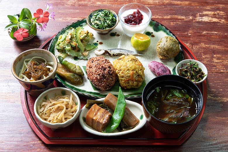笑味(えみ)の店|沖縄の方言で「任せて!」という意味を持つ「まかちくみそーれランチ」