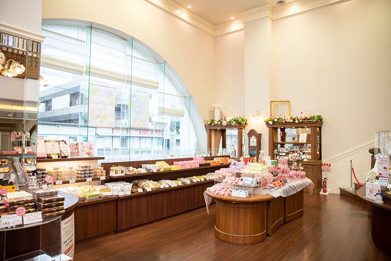 ファッションキャンディ|大きな窓の明るい店舗内観