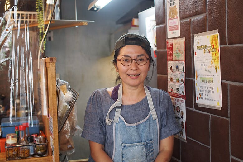 caFe木箱(カフェきばこ)|エプロン姿の店主
