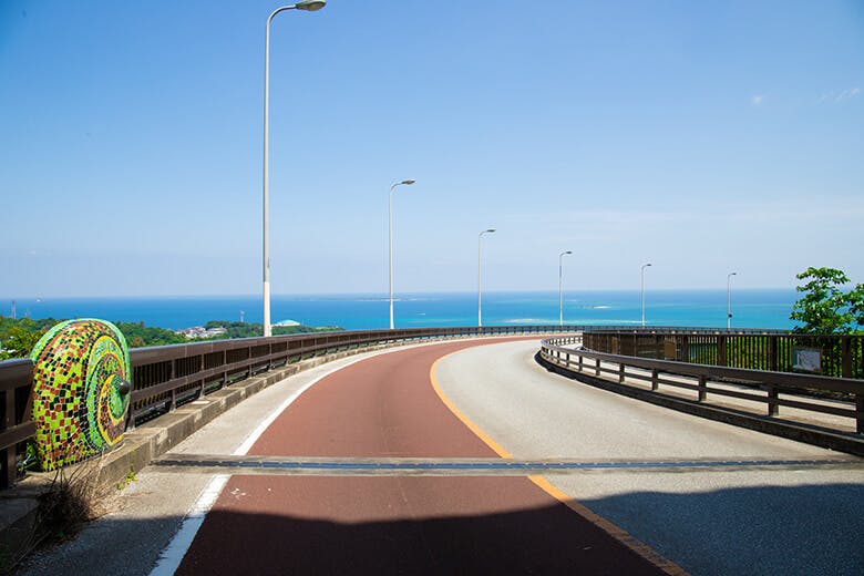 ニライカナイ橋｜トンネルを抜けた先の景色