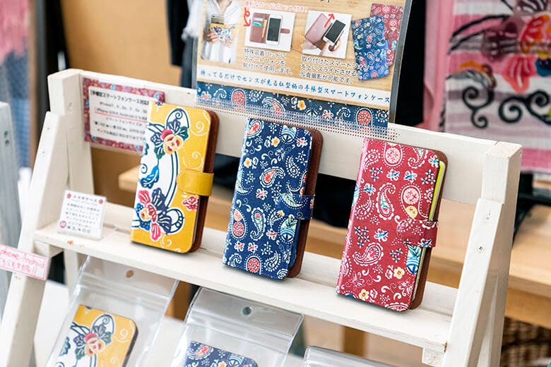 城紅型染工房（ぐすくびんがたそめこうぼう）｜彩り鮮やかなスマホケース