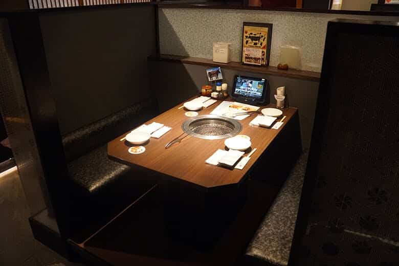焼肉なかお|店内中央のボックス席