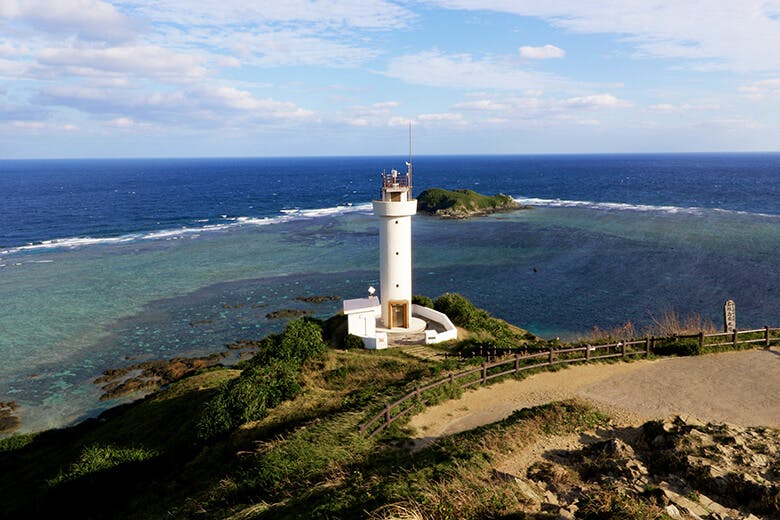 平久保崎灯台｜青いリーフを背景にたたずむ真っ白な灯台