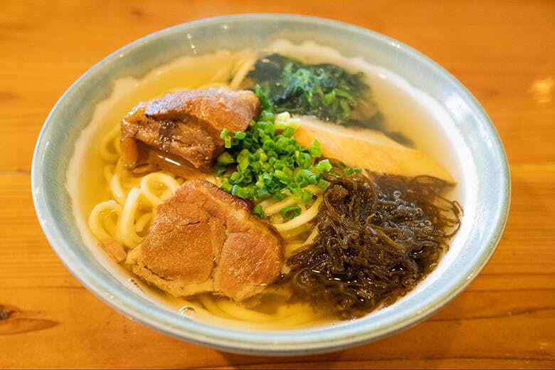 古謝そば屋|一番おすすめのもずく入り宮古そば「KOJASOBA」