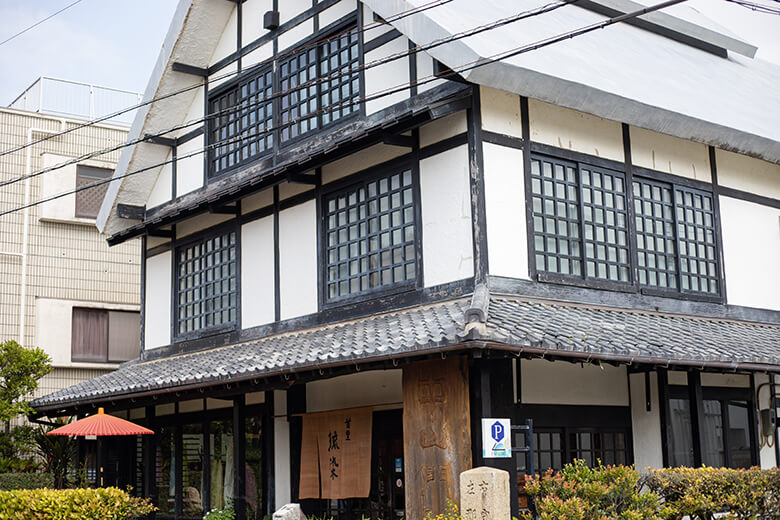 首里琉染｜飛騨高山から移築した3階建ての古民家を利用した施設