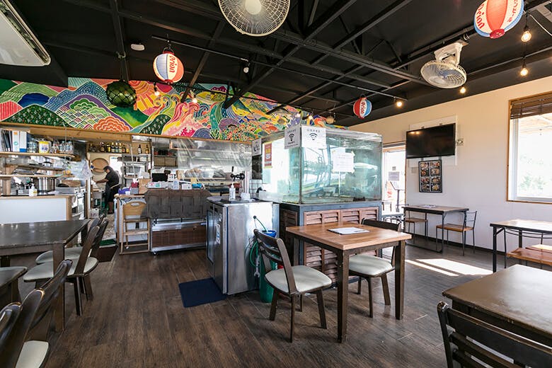 国頭港食堂(くにがみみなとしょくどう)|生け簀が中央にある店舗内観