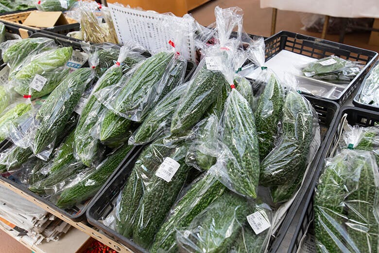 今帰仁の駅そ~れ|販売されている、3本入りの大きなゴーヤー