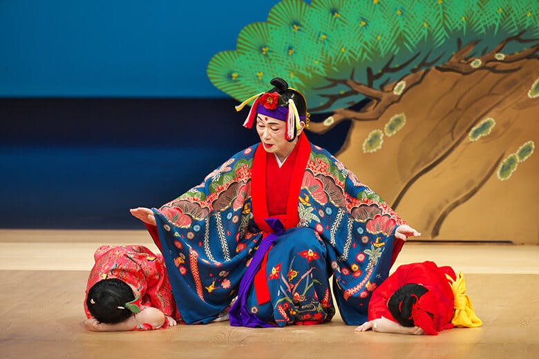 国立劇場おきなわ|組踊「銘苅子(めかるしー)」のワンシーン