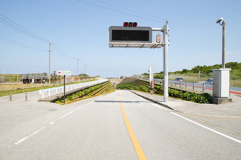 ニライカナイ橋｜道路真ん中からニライカナイ橋方向
