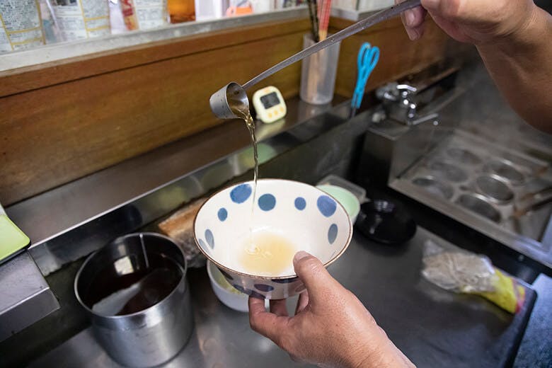 3丁目の島そば屋｜どんぶりに注がれる自家製の塩だれ