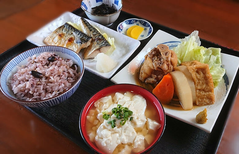 古民家（こみや）食堂｜テビチの煮つけ＆魚塩焼き