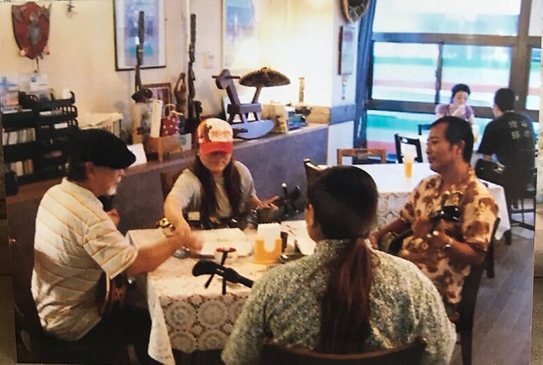 タコス専門店メキシコ|常連客と三線を楽しむ先代オーナー