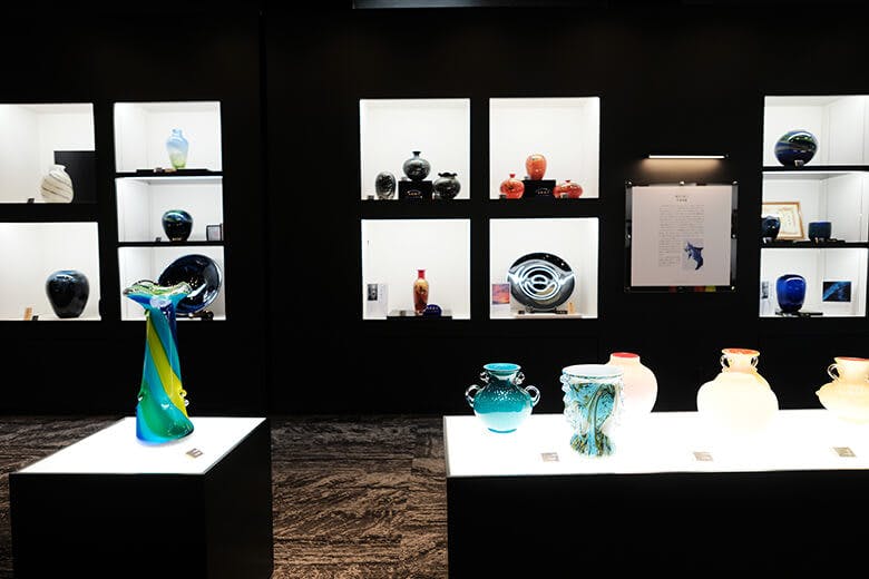 琉球ガラス村|沖縄県工芸士の資格を持つ職人たちの作品展示
