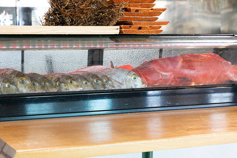 国頭港食堂(くにがみみなとしょくどう)|ネタケースに入った地元の鮮魚