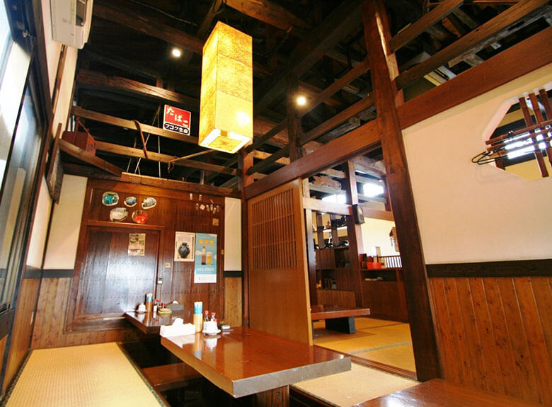 古民家（こみや）食堂｜天井が高い、日本家屋特有の居室