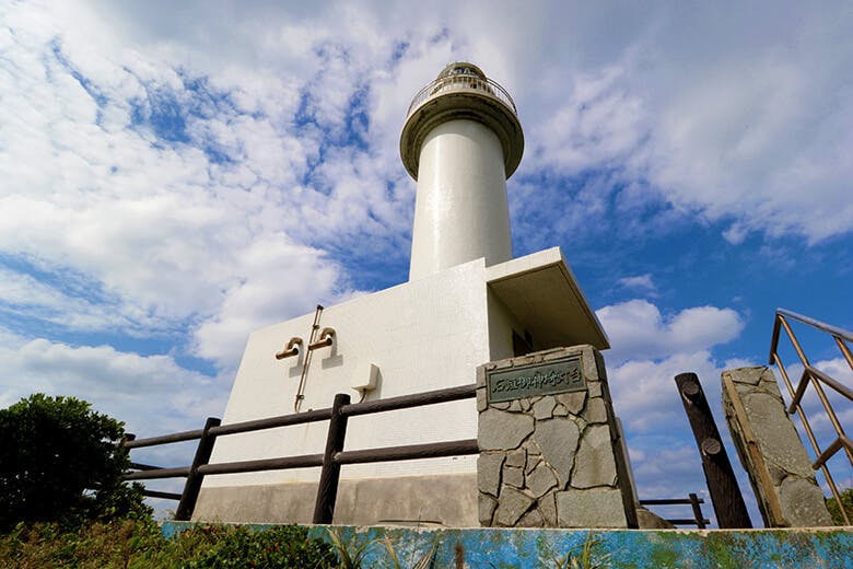 御神崎(おがんざき)|青空に生える「石垣御神崎灯台」