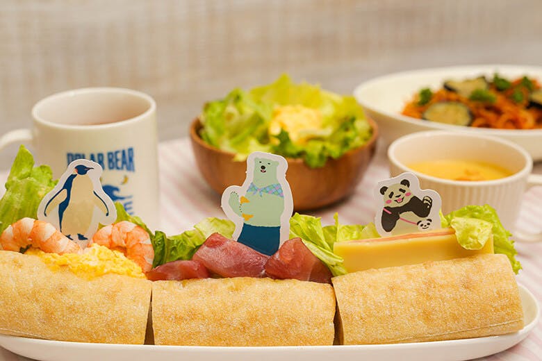 しろくまカフェ|キャラクタープレートの立ったバケットサンドイッチ